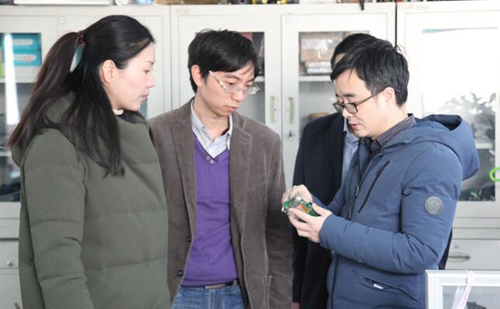 华清远见刘老师为NCIT中心负责人详细讲解产品研发过程